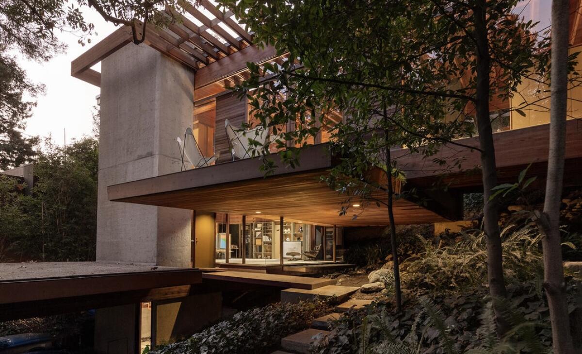 A casa de 4.157 pés quadrados é revestida de concreto, sequóia e vidro.