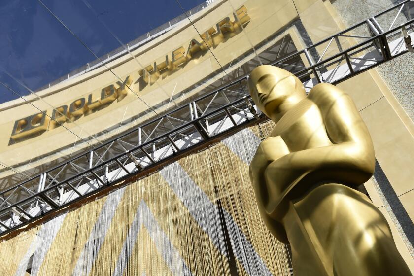 ARCHIVO - En esta fotografía del 24 de febrero de 2016, una estatua del Oscar debajo de la entrada al Teatro Dolby en Los Angeles. Cuando los Oscar se comiencen a transmitir el 25 de abril en ABC, no habrá público y su sede no será únicamente el Teatro Dolby . Los productores a cargo de la premiación prometen que los retos presentados por el COVID serán una oportunidad para repensar los Oscar. (Foto Chris Pizzello/Invision/AP, archivo)