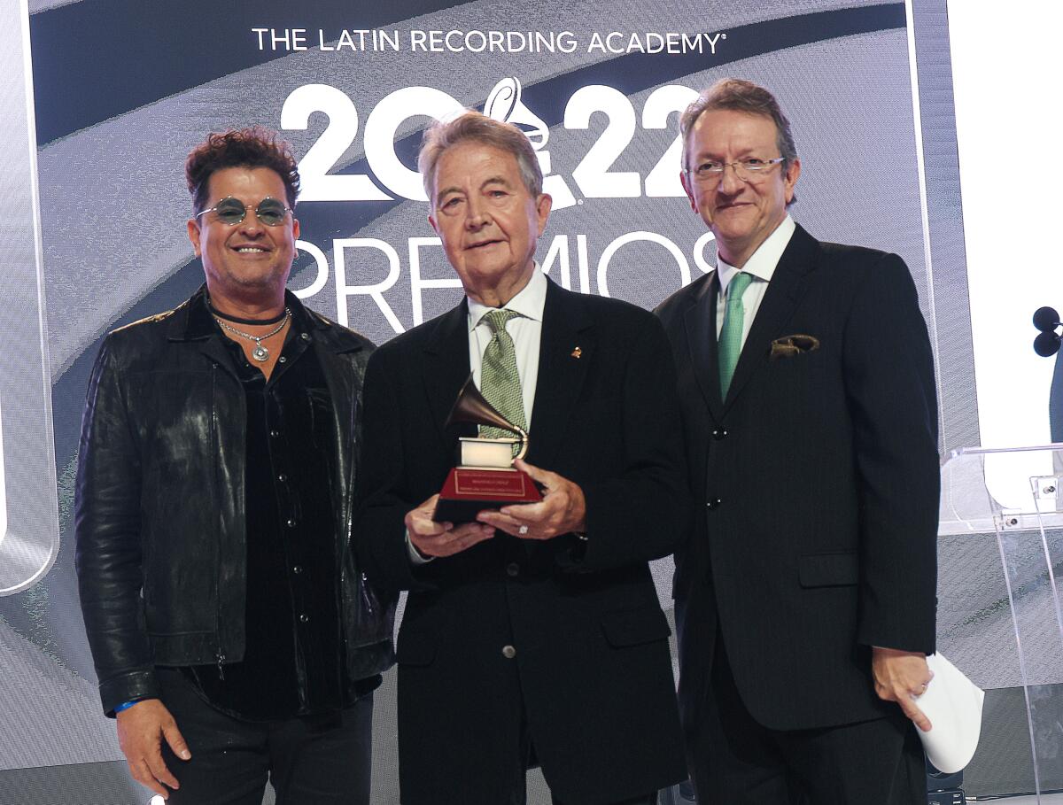 Carlos Vives posa junto a Manolo Díaz y Gabriel Abaroa, Presidente Emeritus de The Latin Recording 