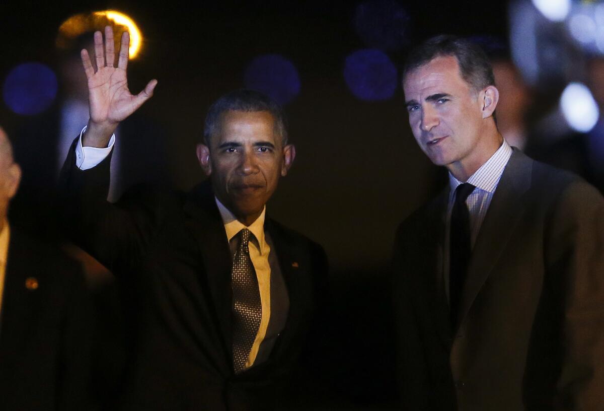 El presidente de Estados Unidos, Barack Obama, saluda junto al rey de España, Felipe VI, a su llegada a la base aérea militar de Torrejón en Madrid, España, el 9 de julio de 2016. (AP Foto/Paul White)