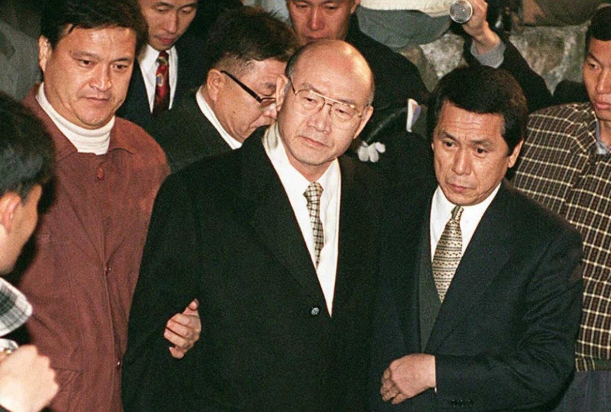 Former South Korean President Chun Doo-hwan, center, is arrested in 1995. He is suspected of using a vast network of shell companies and other means to launder millions of dollars in bribe money.