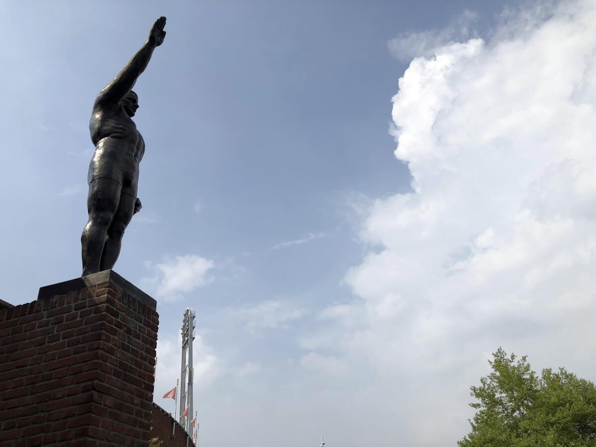 La estatua de bronce de un deportista saludando se encuentra en las afueras del Estadio Olímpico.