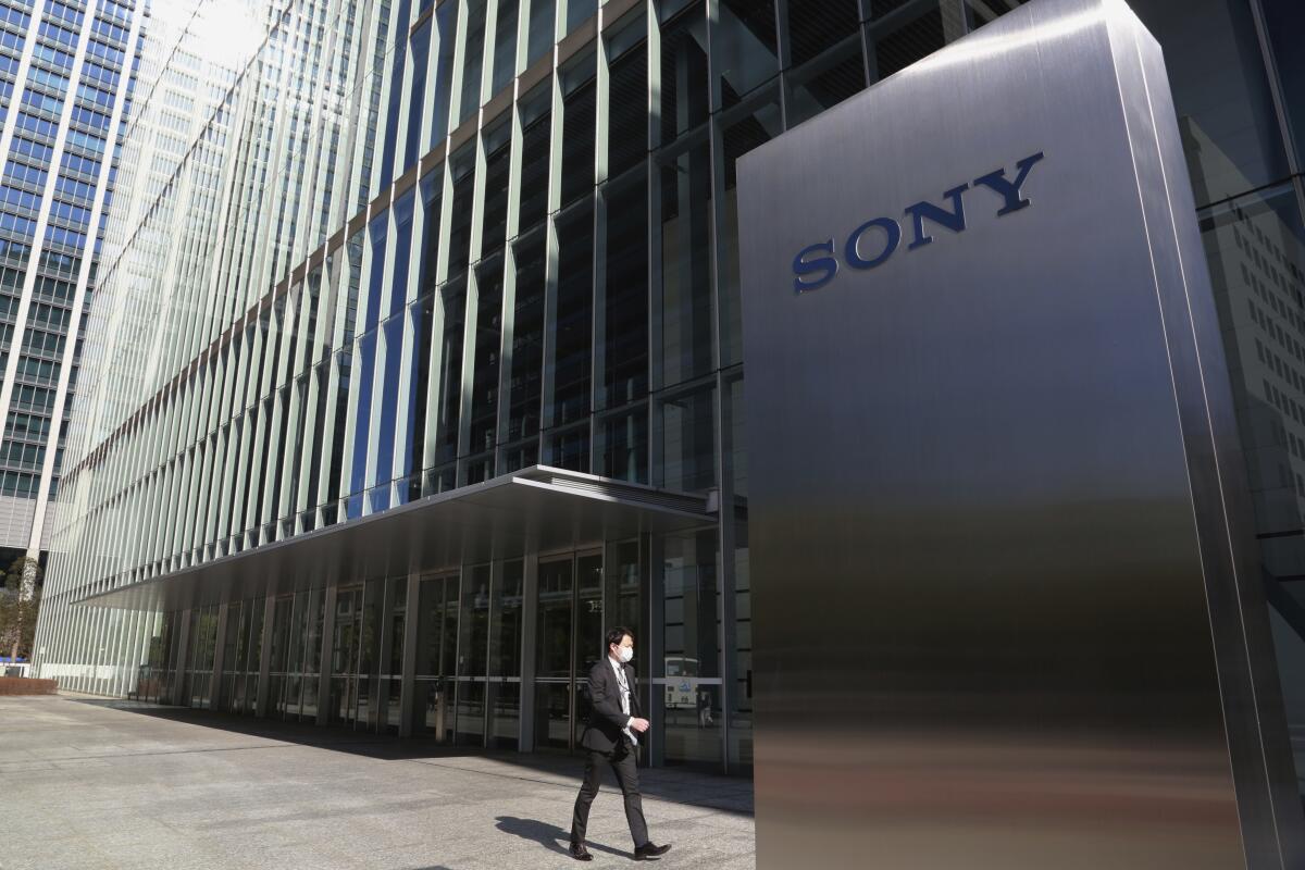 ARCHIVO - Un hombre pasa por la sede de Sony Corp. en Tokio, el 2 de febrero. 3, 2021. 