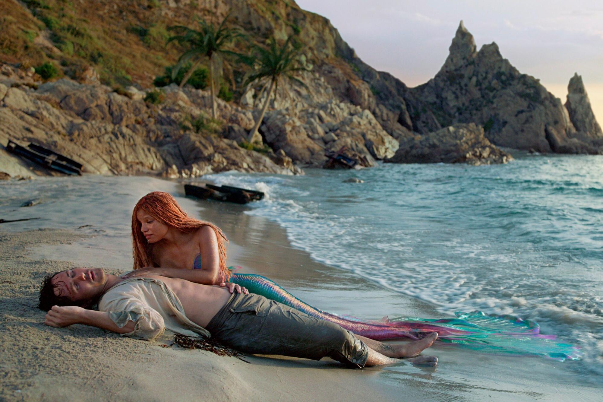 Jonah Hauer-King como Eric y Halle Bailey como Ariel en una escena de "The Little Mermaid".