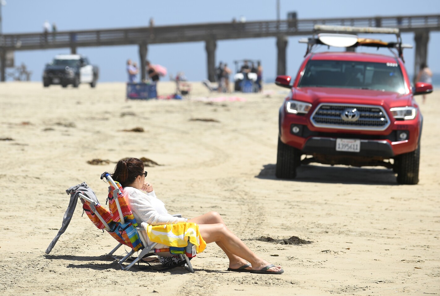 NEWPORT BEACH, CALIFORNIA MAY 2, 2020-Newport Beach lifeguards and police clear the beach during a closure that went into effect Saturday. California Governor Gavin Newsome's closed Orange County beaches to slow the spread of the coronavirus. (Wally Skalij/Los Angeles Times)