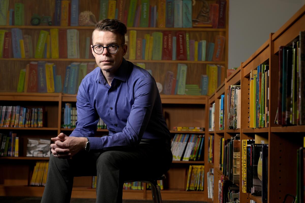 Bibliotecarios enfrentan sanciones, incluso prisión, por libros prohibidos en escuelas de EEUU