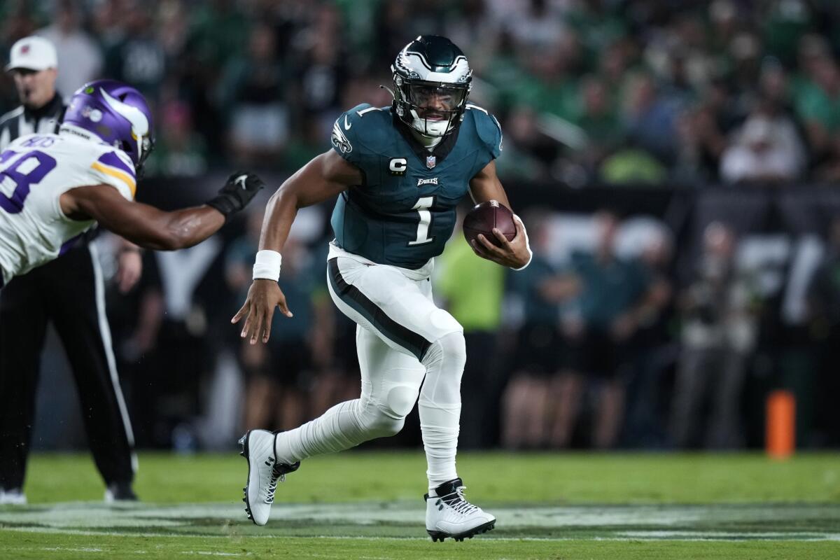 Jalen Hurts powers Eagles to victory over turnover-prone Vikings - Los Angeles Times