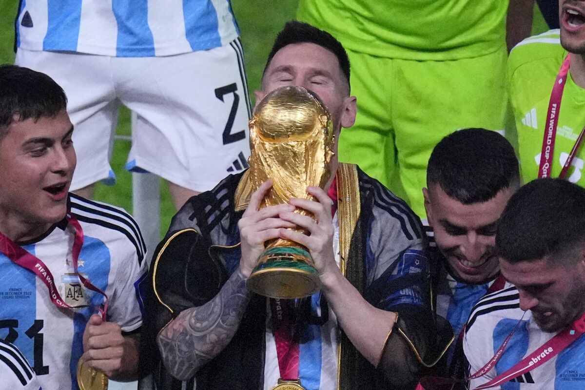 Lionel Messi besa la Copa del Mundo que conquistó con Argentina el domingo 18 de diciembre en Lusail, 