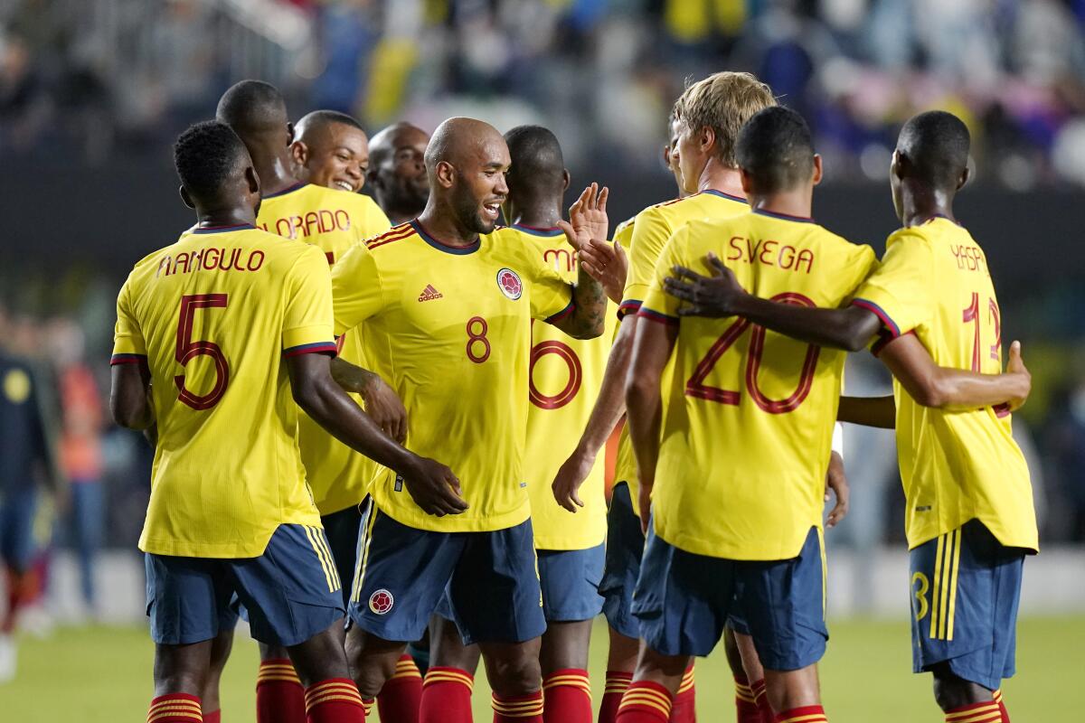 Fredy Hinestroza (8) festeja su gol para Colombia 