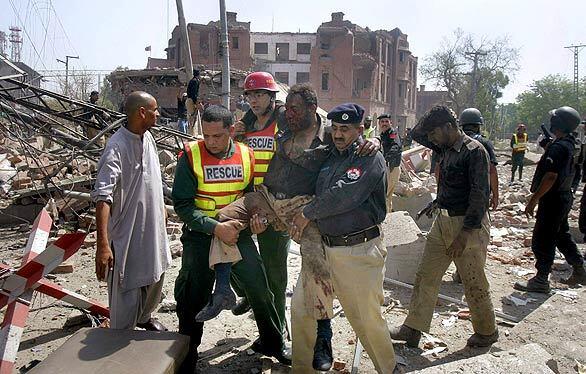 Car bomb in Pakistan kills 30