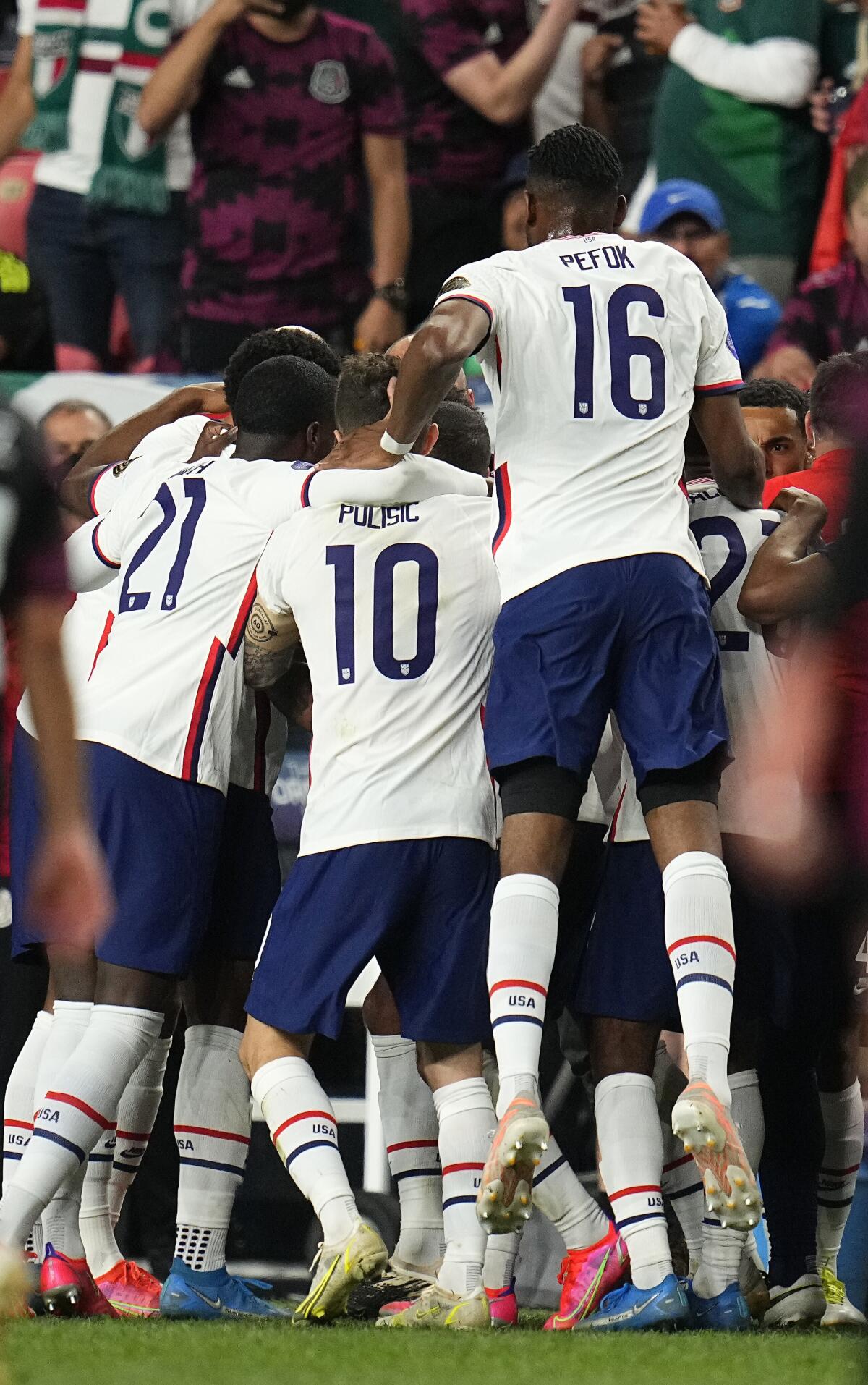 Los jugadores de la selección de Estados Unidos celebran un gol contra México.