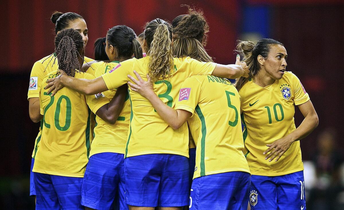 Marta (d) de Brasil celebra con sus compañeras después de anotar contra Corea del Sur hoy, martes 9 de junio de 2015, durante un juego del grupo E de la Copa Mundial de Fútbol Femenino, en Montreal (Canadá).