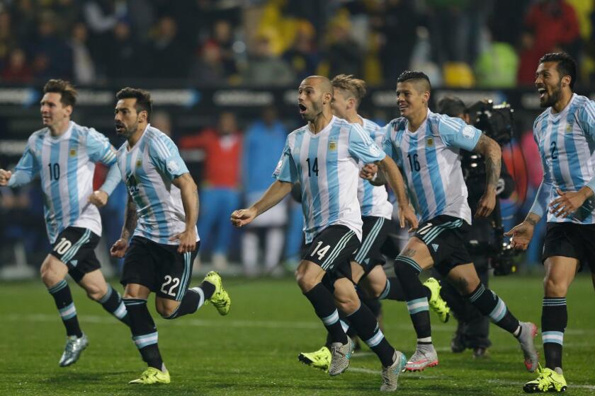 Messi (izq) y compañía corren para celebrar con Carlos Tevez, autor del gol del triunfo argentino.