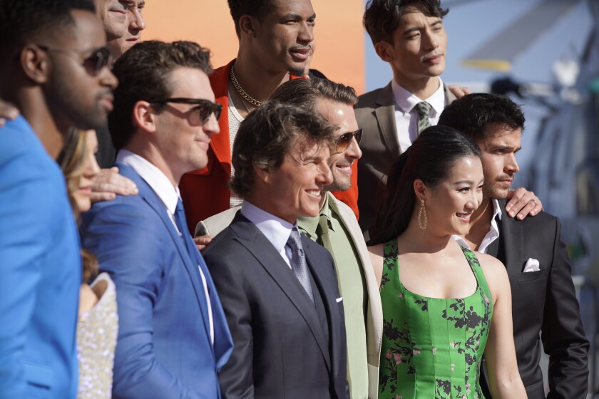 The cast takes a photo at the premeire.