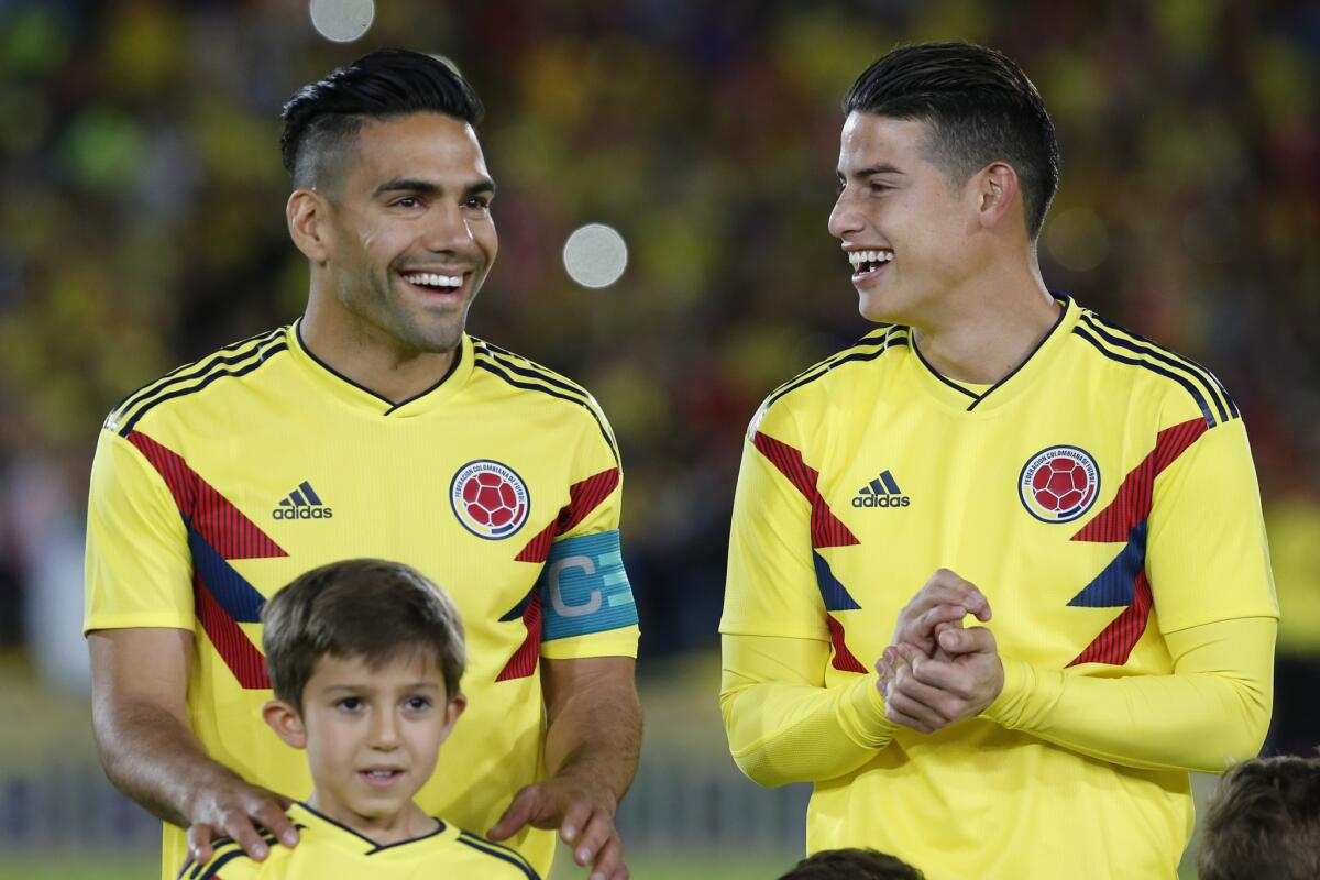 Radamel Falcao (izquierda) y James Rodríguez, de la selección de Colombia, ríen durante la fuesta de despedida que se les organizó el viernes 25 de mayo de 2018 en Bogotá, antes de su partida para disputar el Mundial.