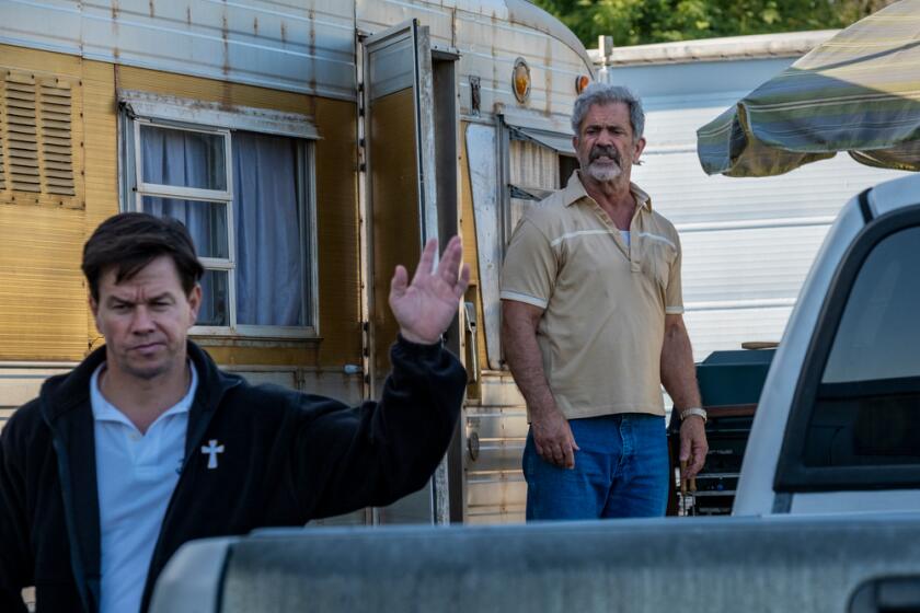 Stuart Long (Mark Wahlberg) y su padre Bill (Mel Gibson) en una escena de "Father Stu".