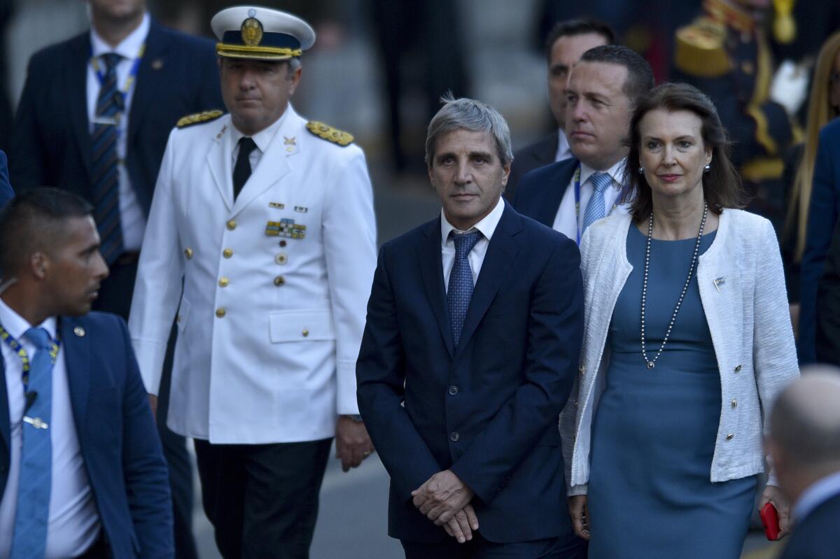 ARCHIVO - El ministro de Economía de Argentina, Luis Caputo,