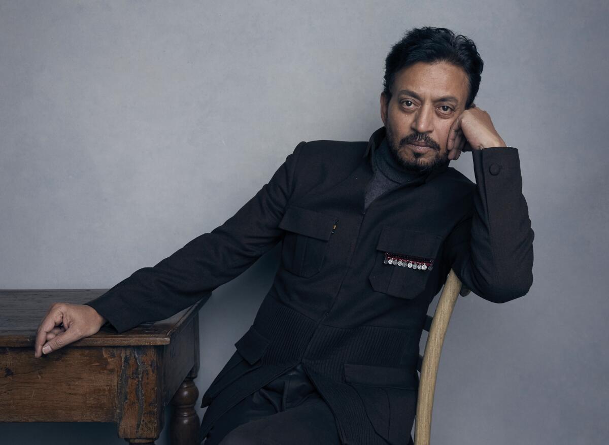 En esta foto del 22 de enero de 2018, el actor Irrfan Khan posa durante la promoción de la película "Puzzle" en el Festival de Cine de Sundance, en Park City, Utah. Khan, un veterano actor de Bollywood que alcanzó fama internacional, murió el miércoles 29 de abril del 2020 tras ingresar a un hospital de Mumbai con una infección de colon. Tenía 54 años. (Foto por Taylor Jewell/Invision/AP, Archivo)