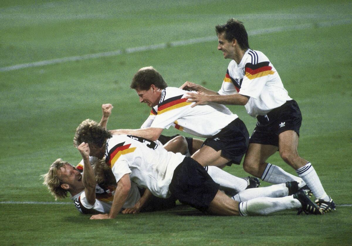 ARCHIVO - Los jugadores de Alemania celebran el gol de Andreas Brehme, izquierda en el piso, 