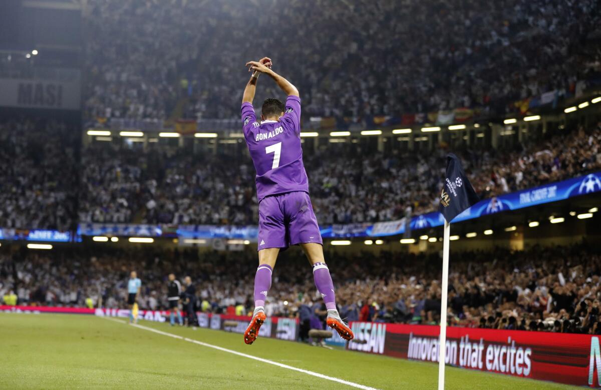 El jugador de Real Madrid, Cristiano Ronaldo, festeja un gol contra la Juventus en la final de la Liga de Campeones el sábado, 3 de junio de 2017, en Cardiff, Gales. (AP Photo/Frank Augstein)