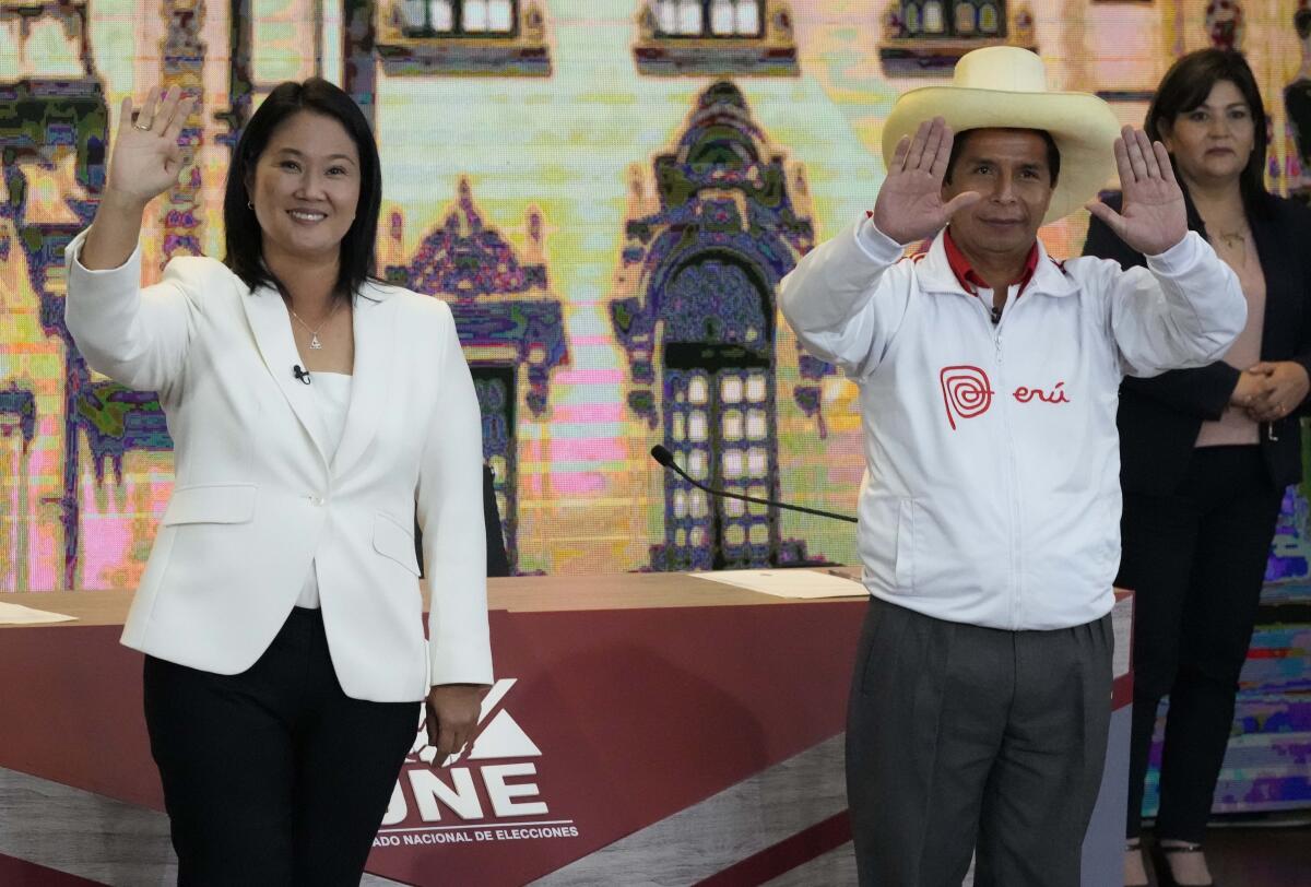 El candidato del partido Perú Libre Pedro Castillo, derecha, y la candidata Keiko Fujimori, del partido Fuerza Popular