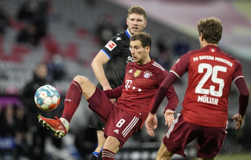 Leon Goretzka (8), del Bayern Munich, controla el balón durante un partido por la Bundesliga ante el Arminia Bielefeld, en la Arena Allianz de Múnich, Alemania, el sábado 27 de noviembre de 2021. (AP Foto/Martin Meissner)