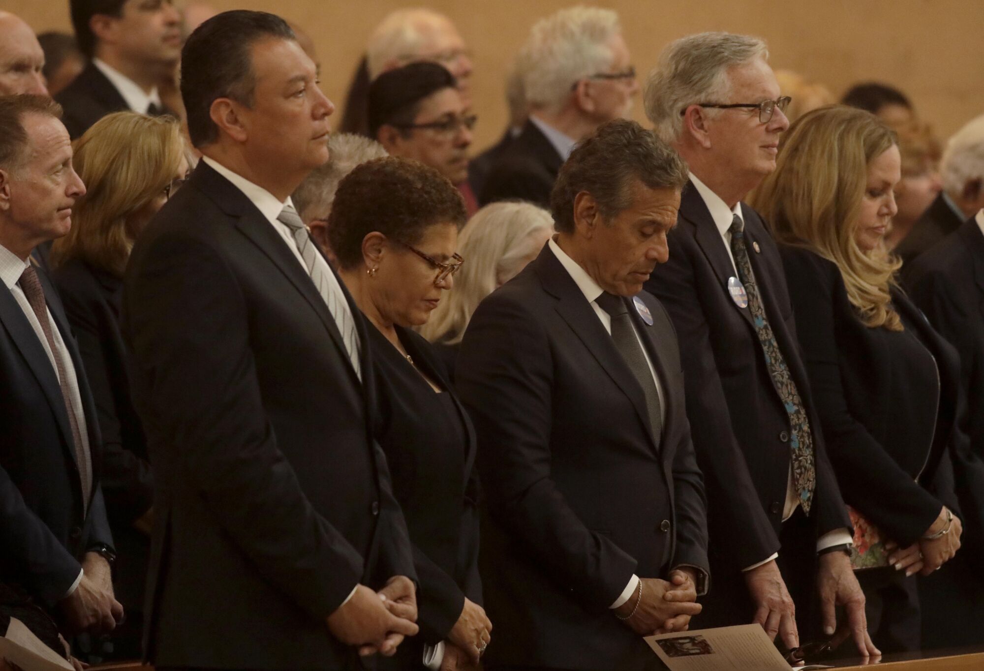 People attend the mass for Mayor Richard Riordan.