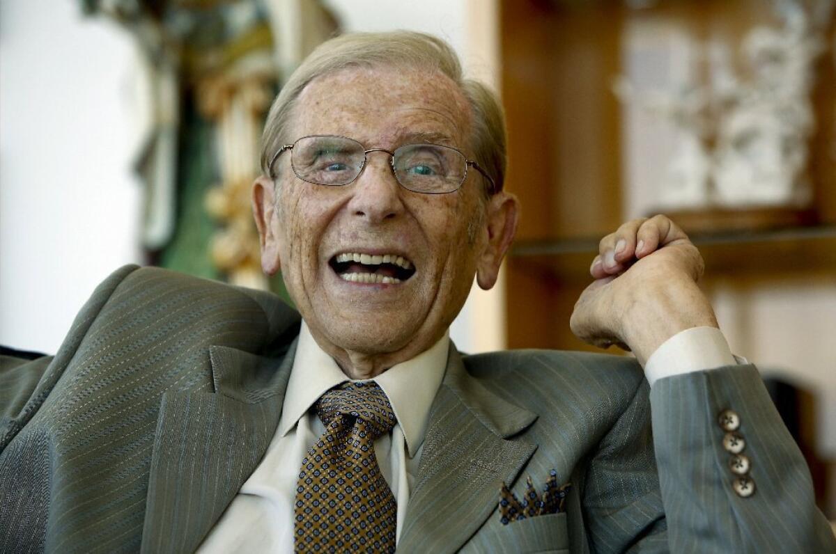 Alfred Mann, 89, said Monday that he'll step down as CEO of MannKind Corp., the Valencia maker of inhaled insulin.