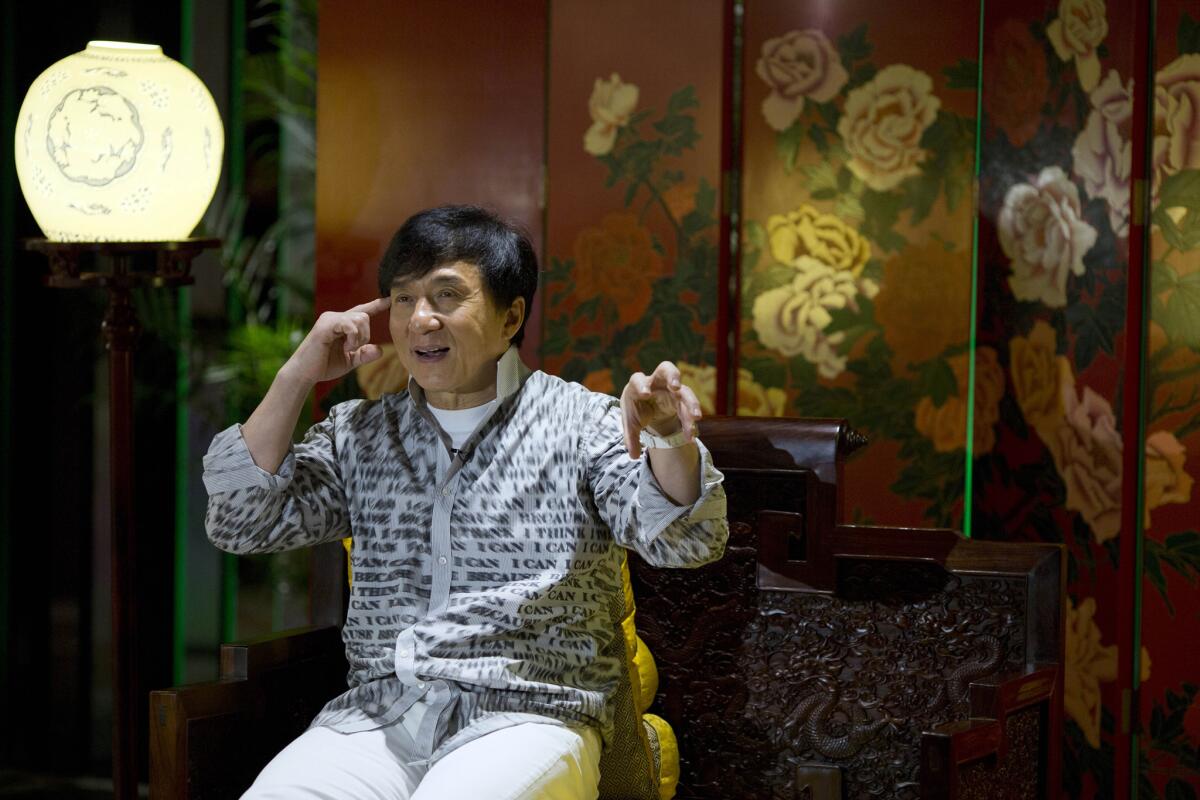 El astro del cine de acción Jackie Chan durante una entrevista en Beijing, el lunes 3 de agosto del 2015. Chan dijo que quiere trabajar con su hijo Jaycee en una película y un álbum mientras remiendan su relación luego que Jaycee estuvo en la cárcel por un cargo de drogas. (AP Foto/Ng Han Guan)