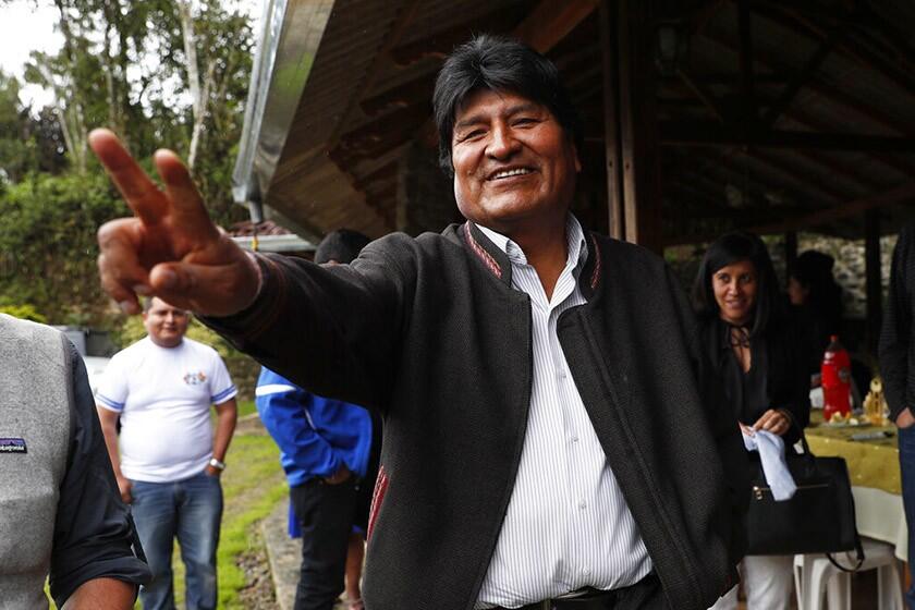 Tras la solicitud de renuncia de las fuerzas armadas de Bolivia, el presidente Evo Morales dimitió a su cargo.
