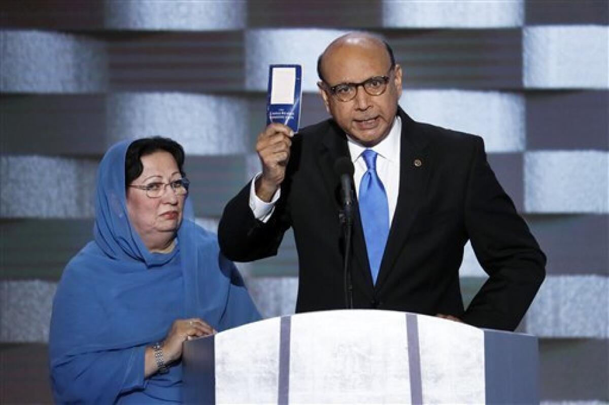 Khizr Khan, padre del capitán del ejército estadounidense Humayun S. M. Khan, caído ej combate, muestra un ejemplar de la Constitución de los Estados Unidos mientras su esposa escucha en el último día de la Convención Nacional Demócrata en Philadelphia el jueves, 28 de julio del 2016. (AP Foto/J. Scott Applewhite)