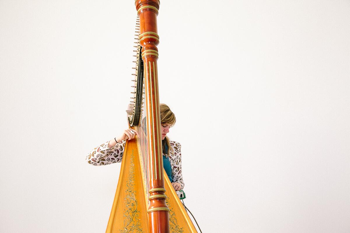 Mary Lattimore en el harpa.