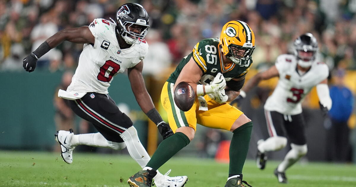 Coverage image for: Packers' Tucker Kraft complains about hearing boos at Lambeau: 'It's not going to help us win'