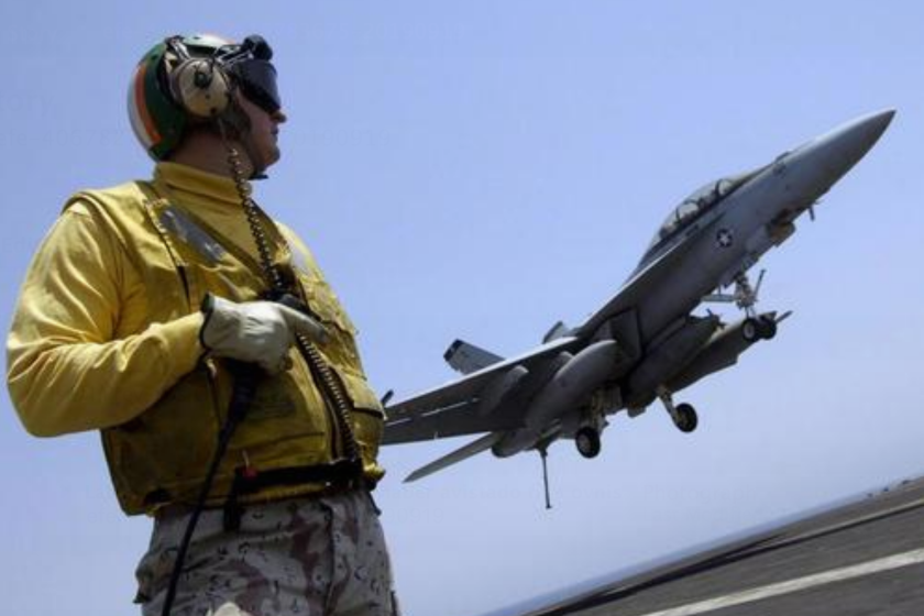 La Marina confirmó hoy la autenticidad de tres vídeos grabados por aviones militares en los que se pueden observar "objetos aéreos no identificados", es decir, ovnis. EFE/Ejército EEUU/Archivo
