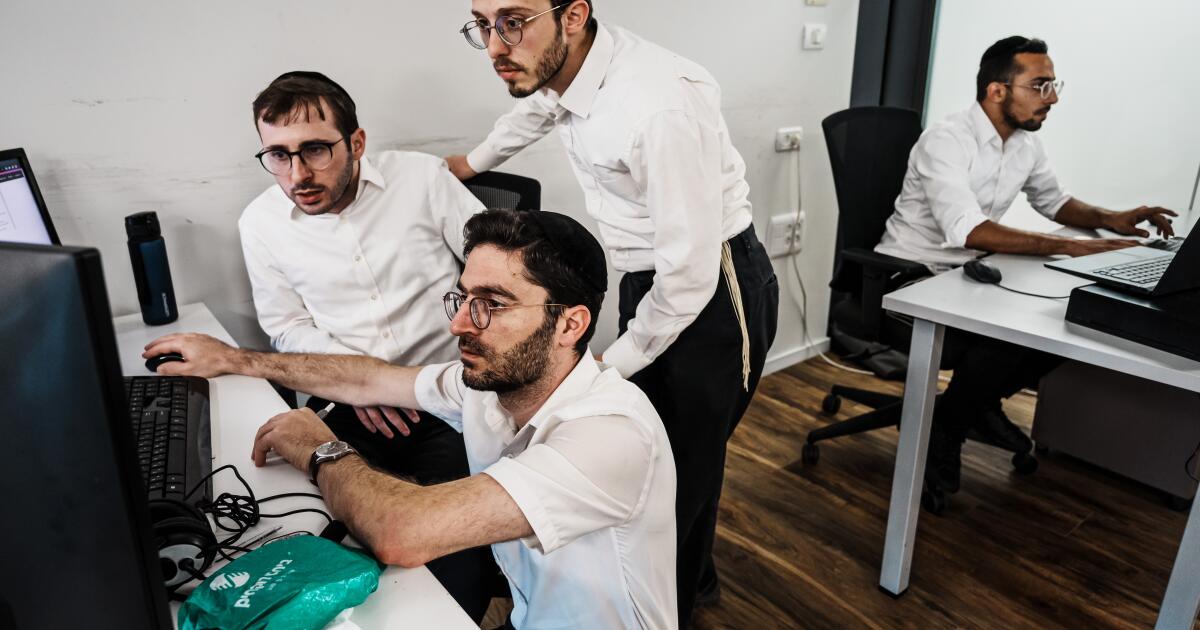 La haute technologie et la guerre intègrent certains Juifs ultra-orthodoxes dans la société laïque israélienne