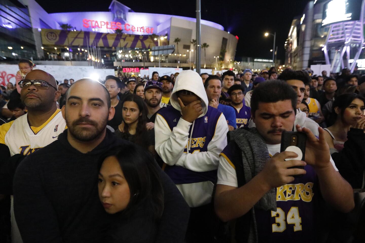 Lakers, fans salute Kobe Bryant in emotional return to Staples Center –  Orange County Register