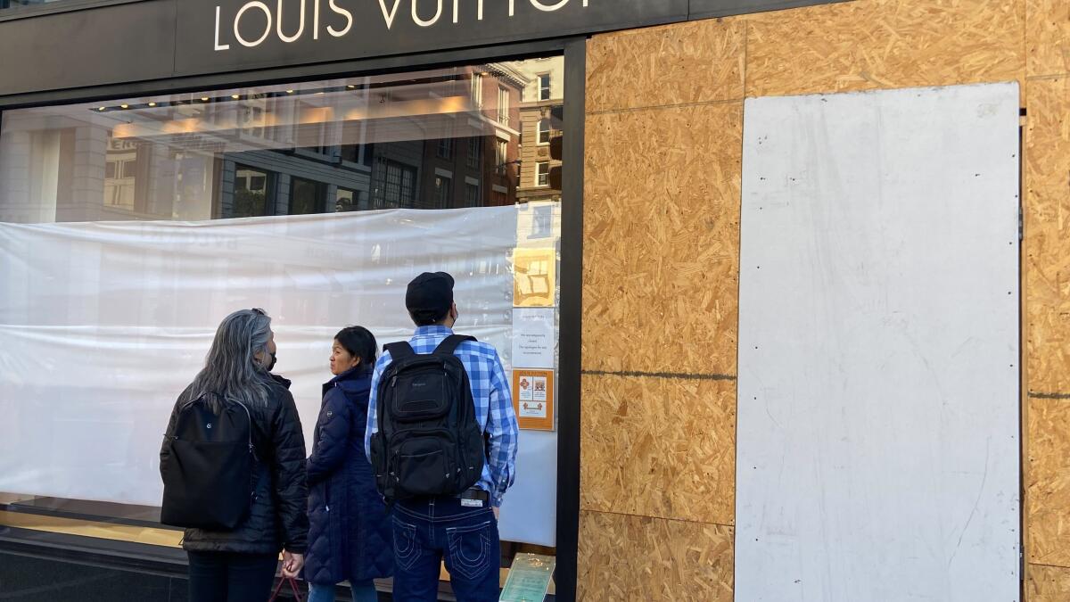 Robbers make off with over $400,000 in Louis Vuitton merchandise