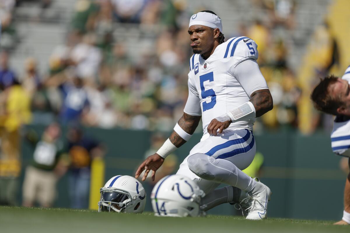  Colts quarterback Anthony Richardson (5) kneels on the field before a game.