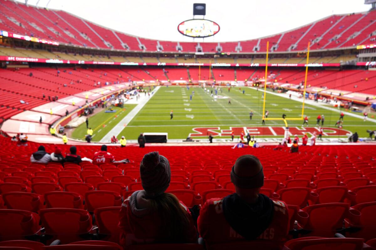 Un número reducido de aficionados espera desde las tribunas del Estadio Arrowhead