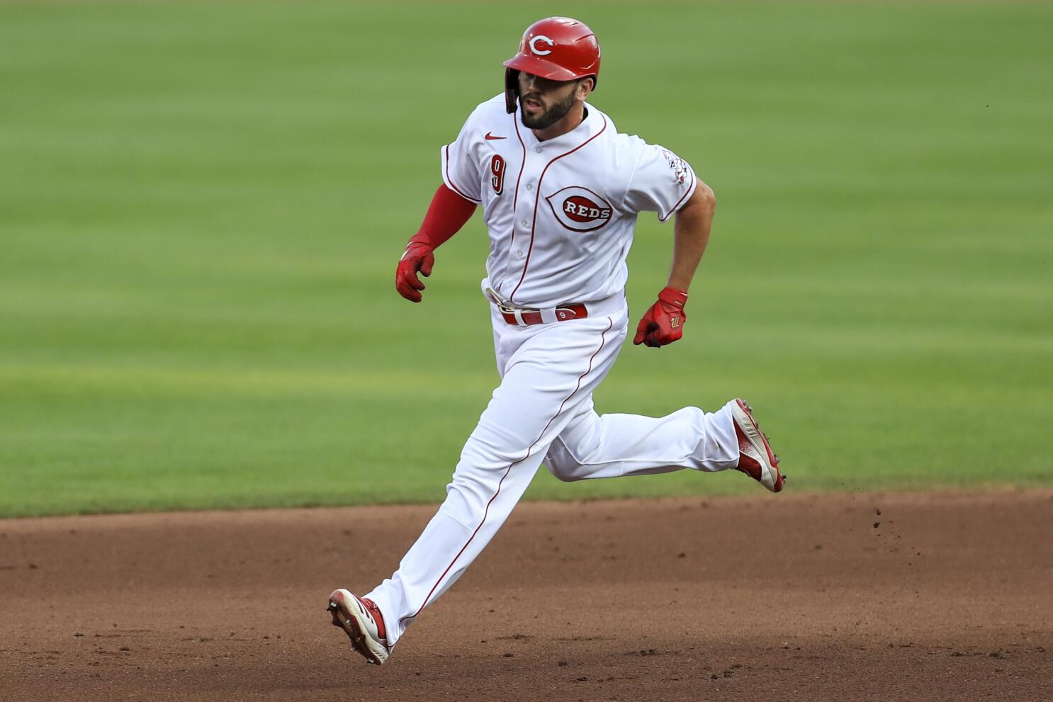 Mike Moustakas quickly placed on the Reds injured list with illness