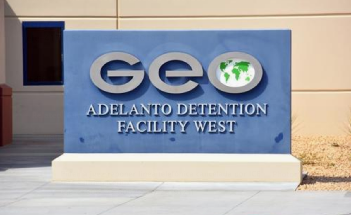 Imagen de la placa con el nombre del Centro de Detención de Inmigrantes del Servicio de Inmigración y Control de Aduanas (ICE) en Adelanto, California. . EFE/Iván Mejía/Archivo
