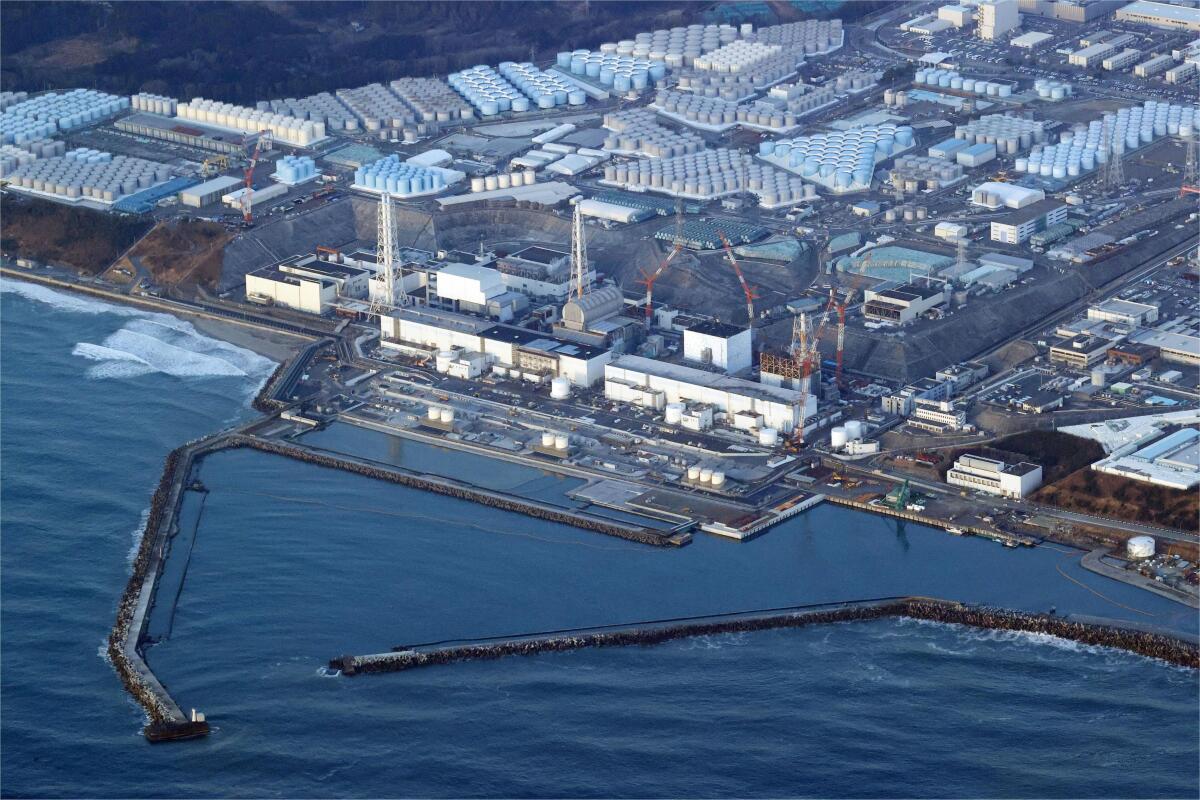 ARCHIVO - En esta imagen aérea se ve la central nuclear de Fukushima Daiichi en Okuma, 