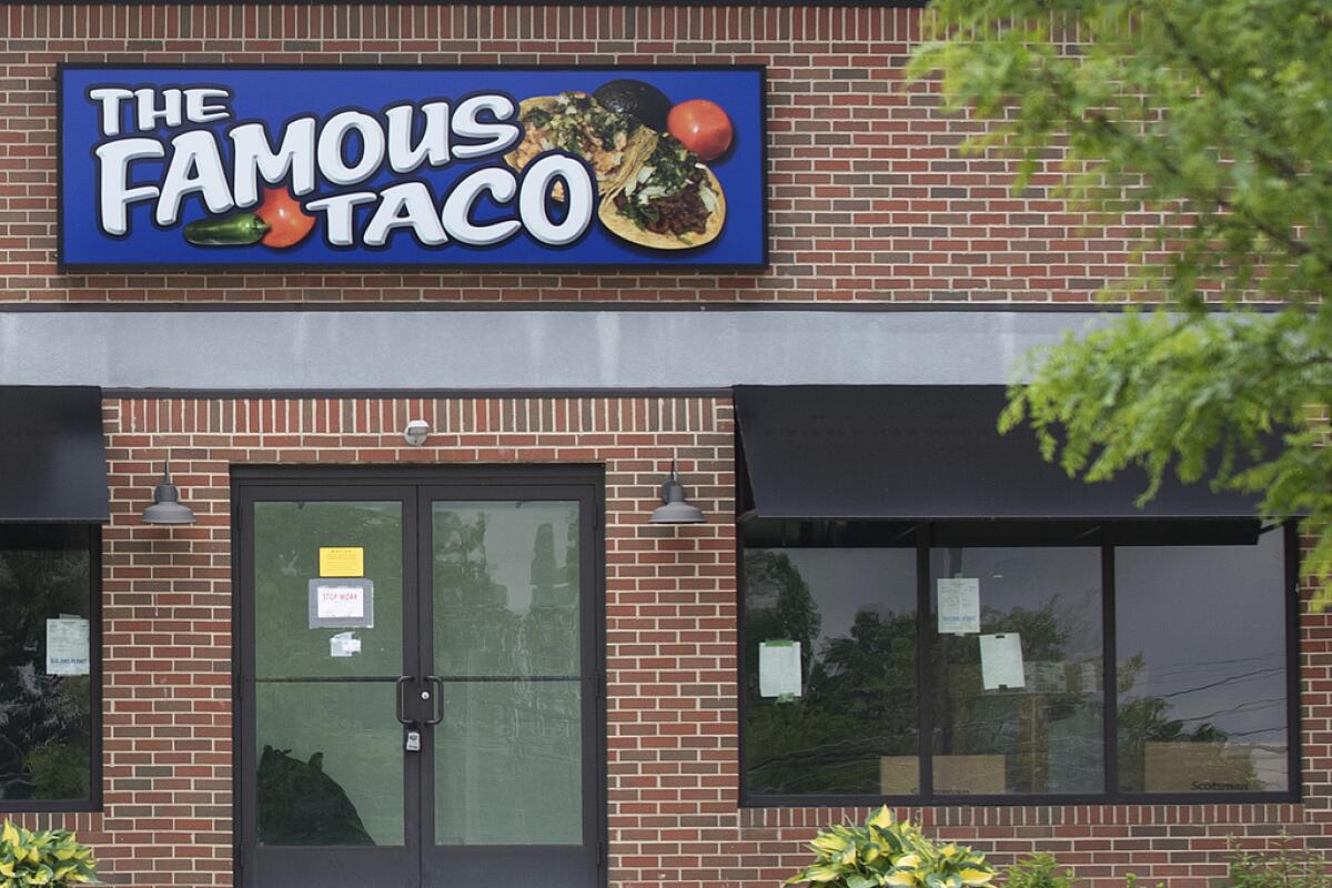 Vista del local de Famous Taco en Evansville, 