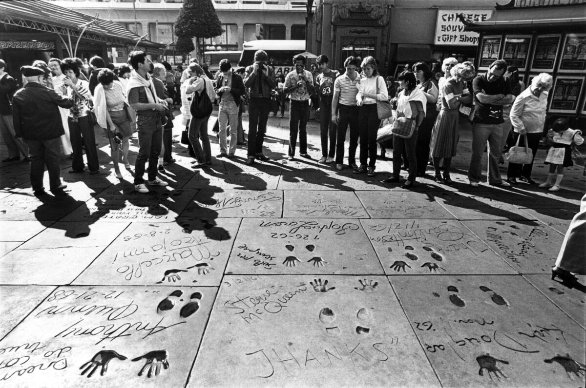 Tour groups at the Chinese Theatre on Feb. 22, 1983 (George Rose / Los Angeles Times )