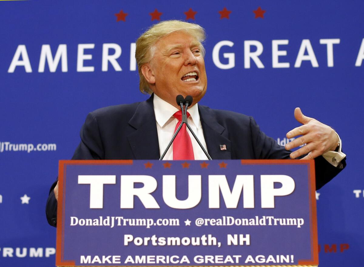 El precandidato presidencial republicano Donald Trump durante un acto de campaña en el Great Bay Community College en Portsmouth, New Hampshire. (Foto AP/Robert F. Bukaty)