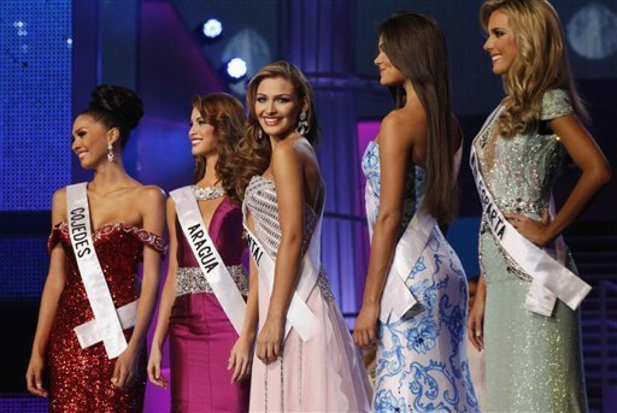 Miss Costa Oriente Migbelis Castellanos, center, competes with other contestants at the Miss Venezuela beauty pageant in Caracas, Venezuela, Thursday, Oct. 10, 2013. From left are Miss Cojedes Wi May Nava, Miss Aragua Stephani de Zorsi, Miss Costa Oriente Migbelis Castellanos, Miss Guarico Michelle Bertolini and Miss Nueva Esparta Gabriela Graf. Castellanos won the crown. (AP Photo/Ariana Cubillos)