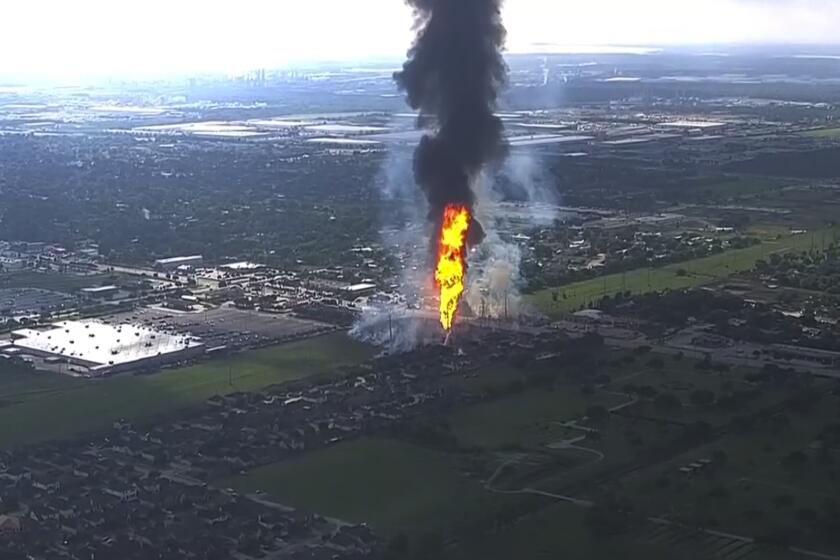 El oleoducto en llamas en La Porte, Texas, el 16 de septiembre del 2024. (KTRK via AP)