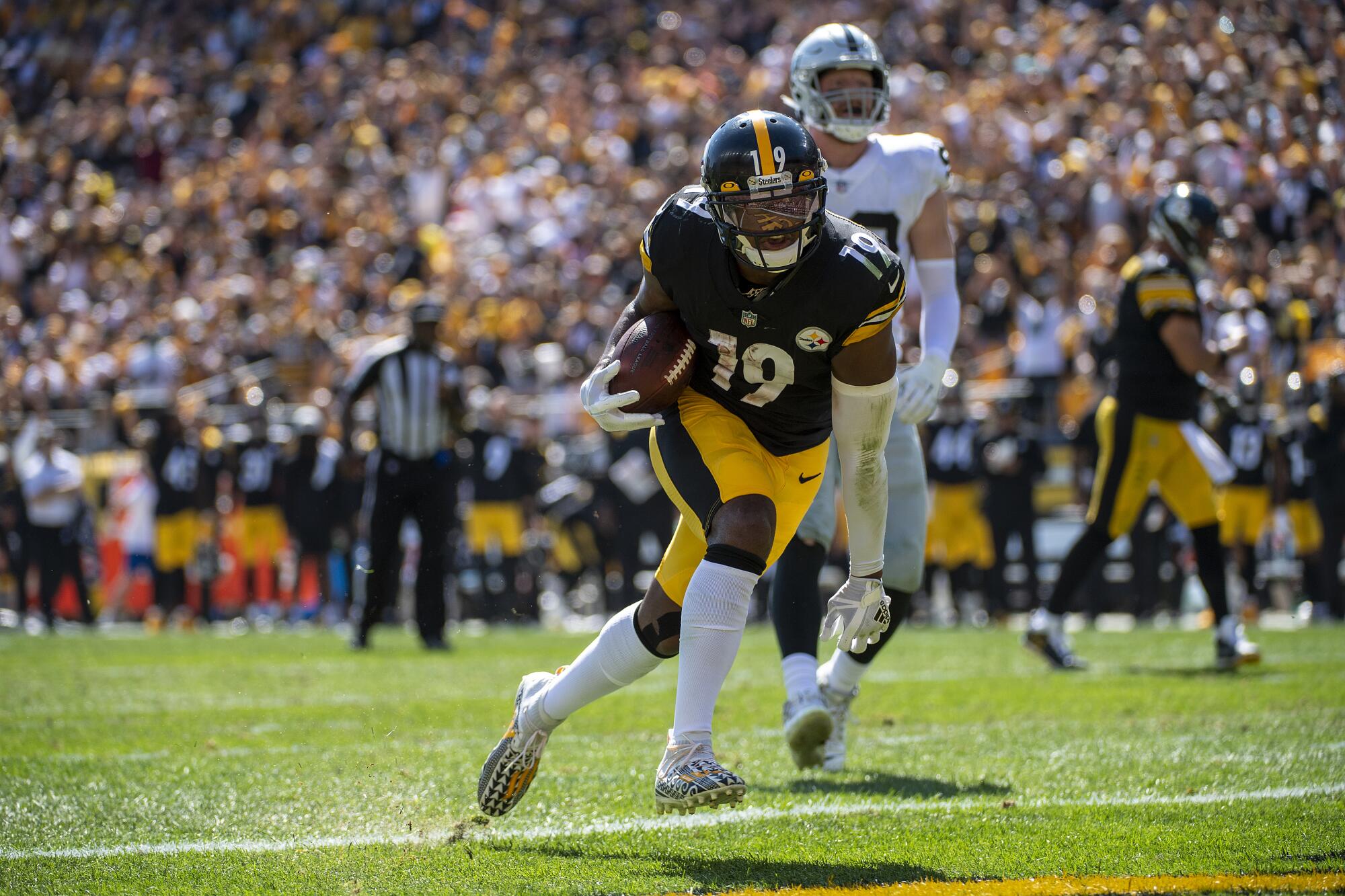 Pittsburgh Steelers wide receiver JuJu Smith-Schuster rushes for a three-yard touchdown.