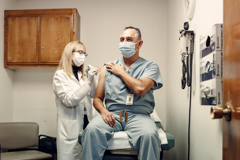 El doctor Andrés Smith, director del departamento de emergencias de Sharp Chula Vista recibe la vacuna Pfizer contra el COVID-19
