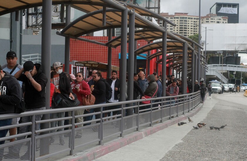 - Cientos de personas hacen fila  intentando cruzar hacia Estados Unidos en la frontera con México,